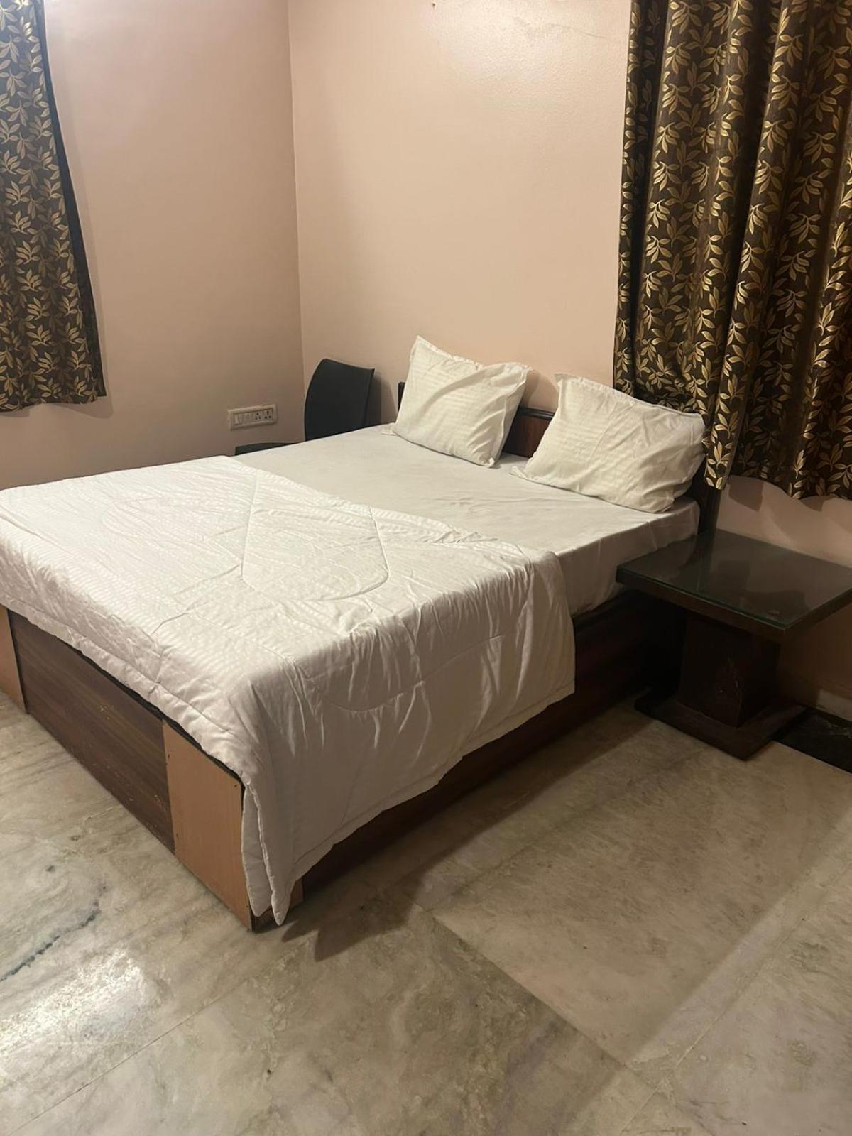 The Aura Luxe 3* Pune